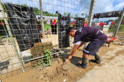 Por la fuerza del agua, en diferentes espacios quedó disperso el lodo.