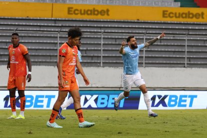 El zaguero Jhon Canchellor (d) marcó a fecha seguida para la Universidad Católica.