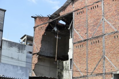 Pared de una vivienda colapsó sobre un taller en el centro de Guayaquil.