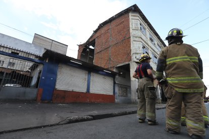 Autoridades inspeccionan la vivienda tras el colapso parcial de su estructura.