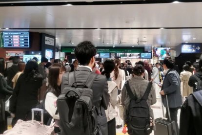 Pasajeros permanecieron varados en la estación de Sendai luego de que el sismo obligara a suspender el servicio del tren Shinkansen en el noreste de Japón.