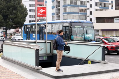 Los usuarios buscaron otro transporte para llegar a sus sitios de trabajo.