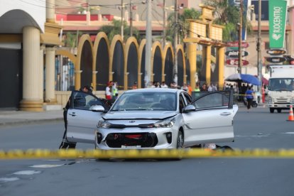 Así quedó el vehículo implicado en ataque armado de av. 25 de Julio, en Guayaquil.