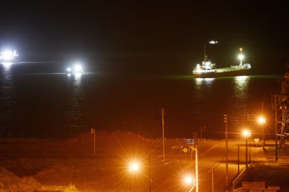 Embarcaciones frente a la costa, cerca del puerto de Tokachi, en la localidad de Hiroo, en Hokkaido