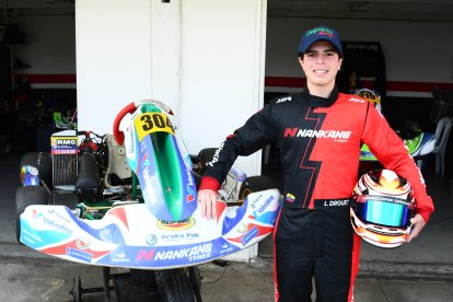 El joven piloto guayaquileño Leonidas Drouet con uno de los monoplazas en los que compite en karting. También lo hace en el rally de automovilismo.