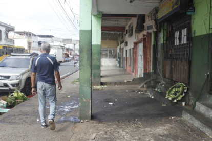 En la zona en donde se produjo el hecho quedaron restos de juegos pirotécnicos y de cajas de cervezas.