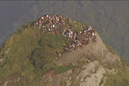 Cientos de turistas quedaron atrapados en la cima del 