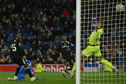 Moisés Caicedo jugó todo el partido en la derrota 3-0 de Chelsea ante Brighton.