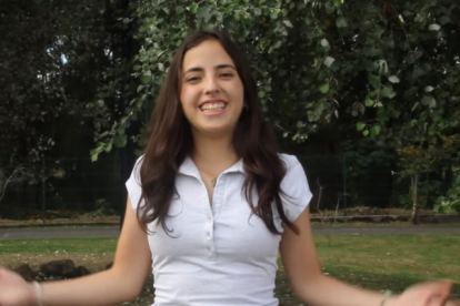 Matea Cañizares explicando la teoría del Big Bang en su video de Youtube.