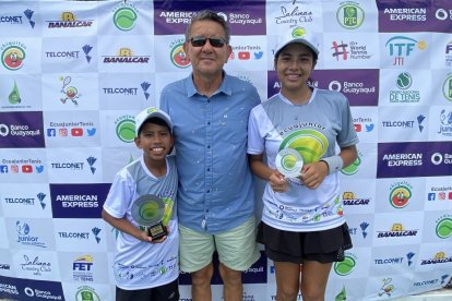 Premiación de 13 años unificado: Mathías Romero, Jonhny Saldivias y Luciana Centeno.