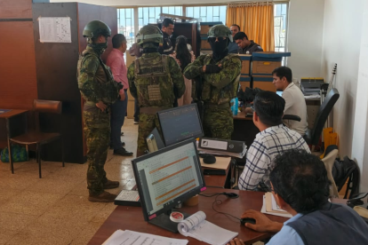 Fuerte presencia de Fiscalía, Policía y Fuerzas Armadas durante el allanamiento al GAD de Macará, en la provincia de Loja.