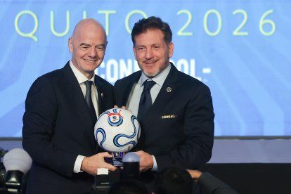 El presidente de la FIFA, Gianni Infantino (izq.), y el presidente de la Conmebol, Alejandro Domínguez, posan en el 82.º Congreso Ordinario de la Confederación Sudamericana de Fútbol (Conmebol) en Quito.