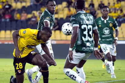 Jhonny Quiñónez (izq.), de buen presente en Barcelona SC.