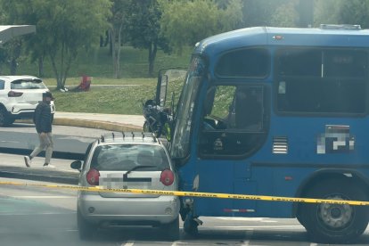 Un auto y un bus están involucrados en un aparatoso choque.