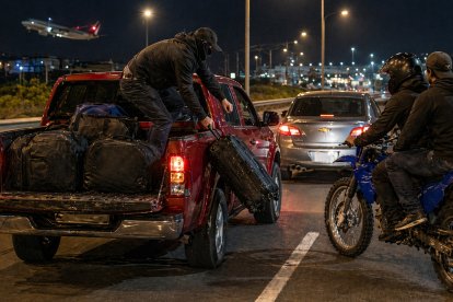 Los sospechosos eran tan astutos que se trepaban a la camioneta en movimiento para robar el equipaje.