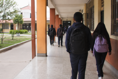 Imagen referencial generada con IA que recrea un entorno educativo tras la alerta en Tena.