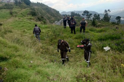 Los investigadores buscan evidencias en la escena del crimen.