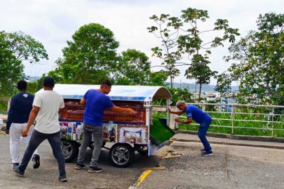 Al mediodía de este viernes retiraron los cuatro cuerpos de la familia asesinada, para el velatorio y sepultura.