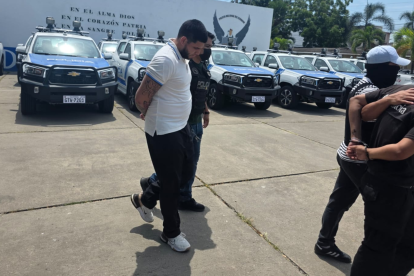 La Policía presentó este sábado a tres sujetos capturados, entre ellos a Leonardo Murillo Olmedo, alias ‘Maldito Árabe’.