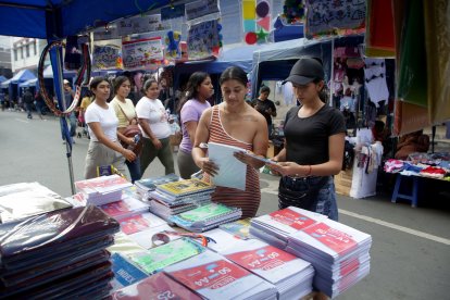 Micaela Villacís (de naranja) también oferta sus productos a través de TikTok en una cuenta llamada ‘Dolarazo escolar’.