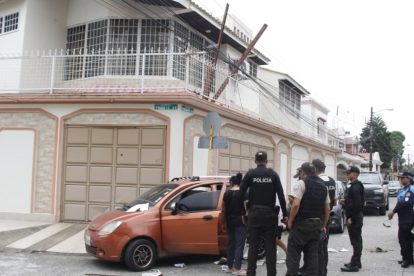 Agentes policiales inspeccionaron el vehículo y también retiraron el cadáver de la zona.