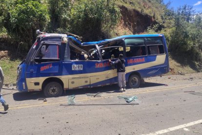 Bus destruido tras la explosión en la vía Panamericana, en Cajibío.
