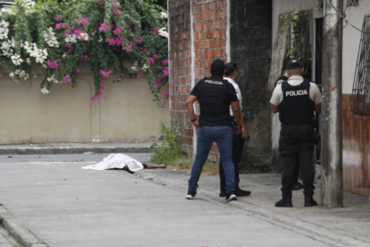 Agentes policiales acudieron al sitio del suceso para recabar información y retirar el cuerpo.