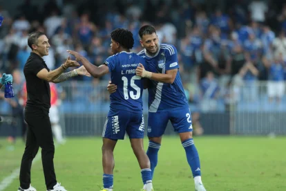 Luis Fragozo (c) junto al técnico Vicente Sánchez (i) en el George Capwell.