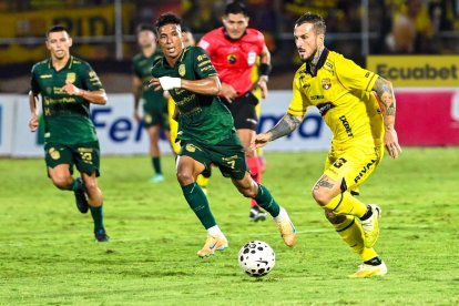 Jugadores de Barcelona SC y Orense disputan un intenso encuentro por la fecha 11 de la LigaPro en Machala.