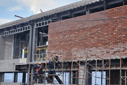 En el sector hay incertidumbre por el resto de la obra. Una pared expuesta (la de la fachada) genera temor de que se caiga.