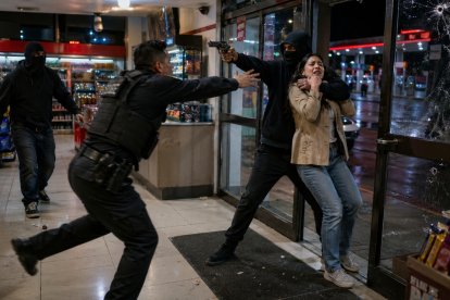 El sujeto trató de tomar como rehén a una mujer, dentro de la gasolinera.