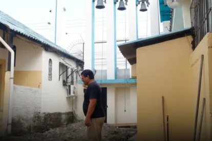 El padre Jorge Torres muestra el espacio donde colocan los cimientos para el oratorio.