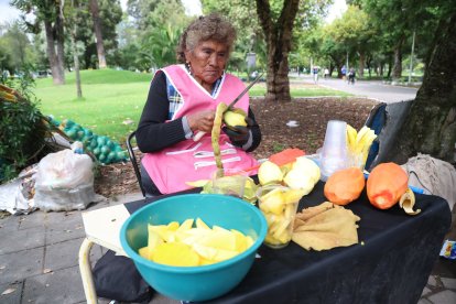 La comerciante compra los alimentos en el Mercado Mayorista, en el sur de Quito.