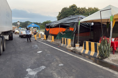 Zona de locales de comida afectada tras el impacto de un camión fuera de control.