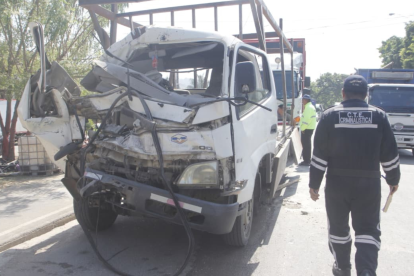 Cuatro vehículos pesados estuvieron involucrados en una colisión en cadena en Guayaquil.