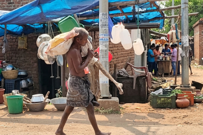 El hombre acudió al banco con el cadáver de su hermana.