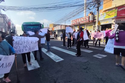 Los residentes de Cumbayá, parroquia del oriente de Quito, reclaman por la eliminación de parqueos.