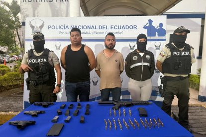 Dos ciudadanos fueron detenidos durante el allanamiento; uno de ellos registra antecedentes por asesinato.