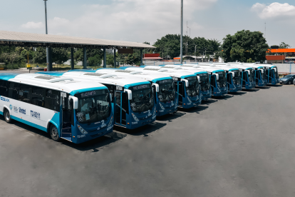 Nuevos buses se integran al sistema Metrovía en la Troncal 2, fortaleciendo la movilidad urbana con más confort y tecnología a bordo.