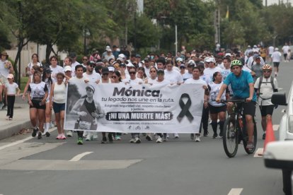 Deportistas recorrieron la avenida Samborondón para recordar a la corredora.