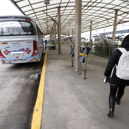 El paso hacia los andenes tiene algunos cierres con cintas amarillas en la terminal de Carcelén.
