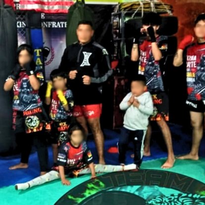 El instructor con un grupo de alumnos que recibían clases de artes marciales.