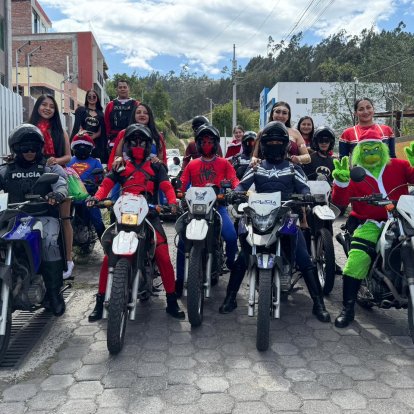 Superhéroes en motos sorprenden a Ambato: policías llevan alegría a barrios, parques y calles