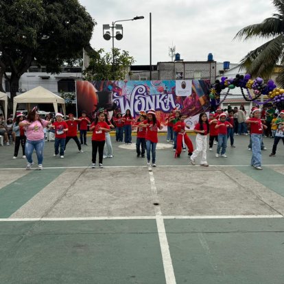 El patio del colegio se llenó de sonrisas de los estudiantes.