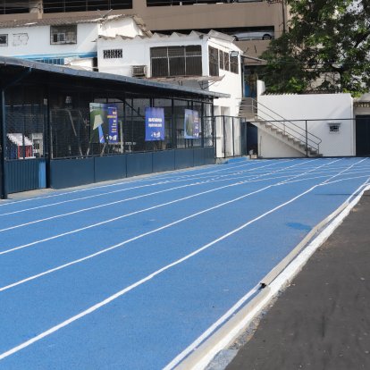 Se instaló nueva superficie sintética, se rehabilitó bordillos, carriles y baterías sanitarias.