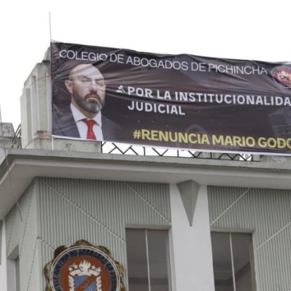 El Colegio de Abogados de Pichincha colocó en su sede, en Quito, una pancarta en la que 