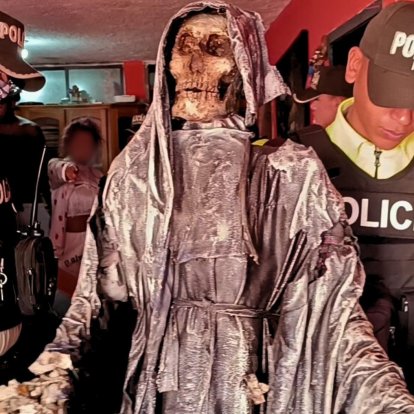 2 figuras de la Santa Muerte encontraron en la casa del sujeto detenido.