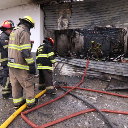 Personal del Cuerpo de Bomberos de Guayaquil controló el incendio en una media hora.