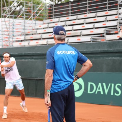 Álvaro Guillén ya entrenó en la sede del Quito Tenis y Golf Club bajo la supervisión del capitán Raúl Viver.