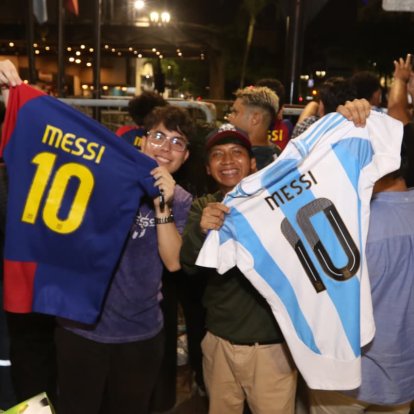 Hinchas esperan a Messi afuera del hotel Oro Verde.